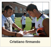 Cristiano firmando